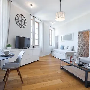 Gorgeous 1 Bdr With Gardens View In The Old Town Apartment